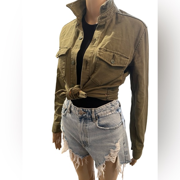 Adorable military style button down - Picture 2 of 10